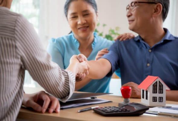 elder couple getting mortgage